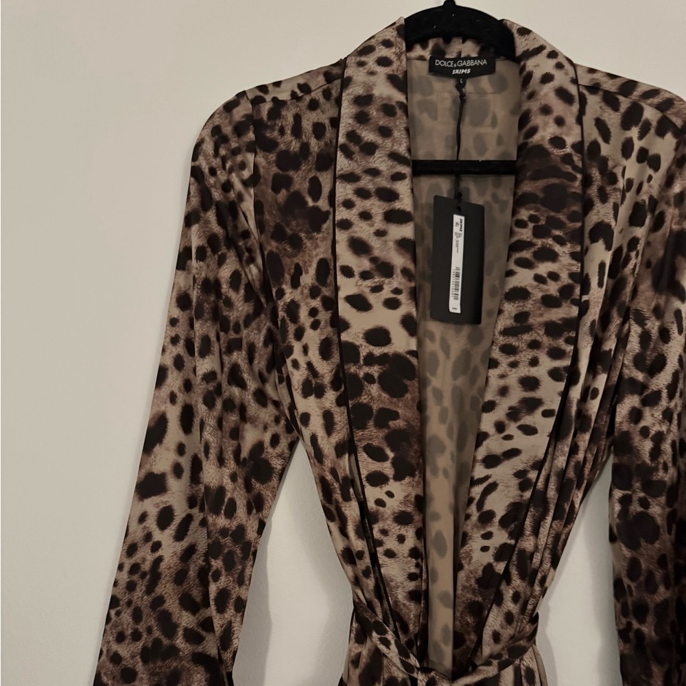 Skims x Dolce & Gabbana Leopard Print Silk Robe - Picture 5 of 9